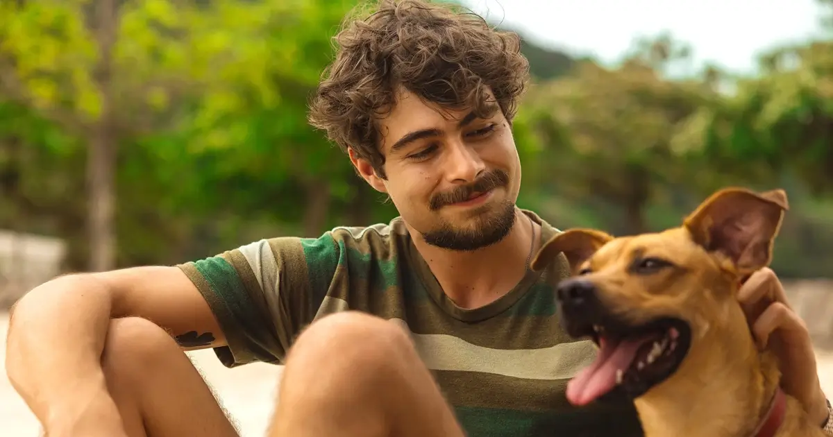 Rafael Vitti em cena de Caramelo (2025), filme de comédia dramática da Netflix.