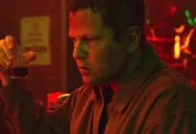 Selton Mello em cena tensa do filme de terror Enterre Seus Mortos (2025), dirigido por Marco Dutra.
