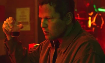 Selton Mello em cena tensa do filme de terror Enterre Seus Mortos (2025), dirigido por Marco Dutra.