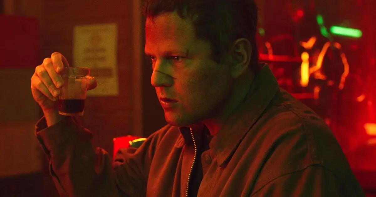 Selton Mello em cena tensa do filme de terror Enterre Seus Mortos (2025), dirigido por Marco Dutra.