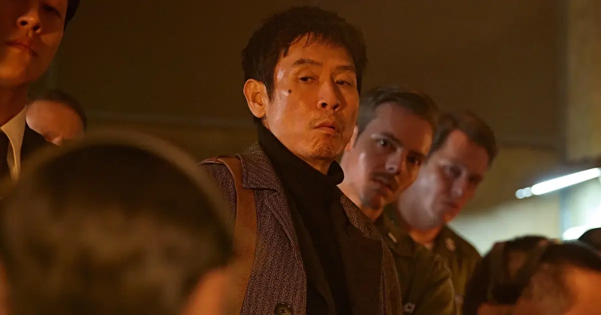 Sul Kyung-gu em cena tensa do filme Good News (2025) da Netflix, thriller sul-coreano sobre sequestro aéreo nos anos 1970