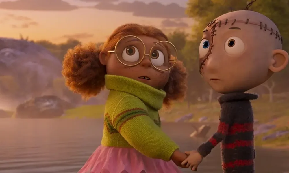 frankie e os monstros 2025 Cena da animação Frankie e os Monstros (Stitch Head) com os personagens principais de mãos dadas, dublados por Asa Butterfield e Alison Steadman.