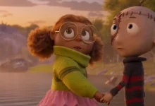 Cena da animação Frankie e os Monstros (Stitch Head) com os personagens principais de mãos dadas, dublados por Asa Butterfield e Alison Steadman.