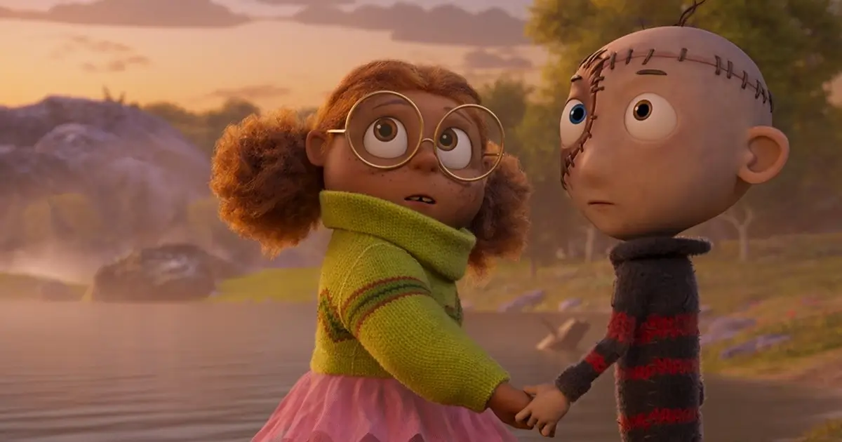 Cena da animação Frankie e os Monstros (Stitch Head) com os personagens principais de mãos dadas, dublados por Asa Butterfield e Alison Steadman.