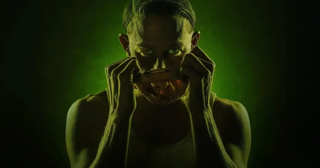 Imagem promocional da minissérie Monstro: A História de Ed Gein da Netflix, estrelada por Charlie Hunnam.