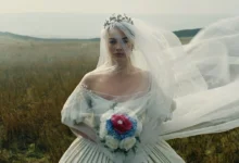 Noiva com vestido clássico e véu esvoaçante em cena do trailer de O Morro dos Ventos Uivantes (2026).