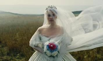 Noiva com vestido clássico e véu esvoaçante em cena do trailer de O Morro dos Ventos Uivantes (2026).