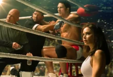 Bas Rutten, Ryan Bader, Dwayne Johnson como Mark Kerr e Emily Blunt como Dawn Staples em Coração de Lutador - The Smashing Machine (2025).