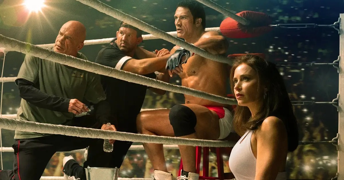 Bas Rutten, Ryan Bader, Dwayne Johnson como Mark Kerr e Emily Blunt como Dawn Staples em Coração de Lutador - The Smashing Machine (2025).