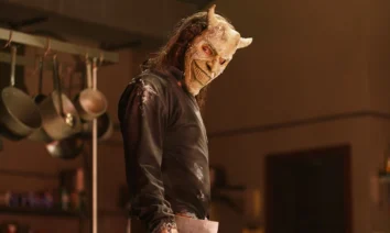 Vilão mascarado em cena assustadora do Novo Trailer de O Telefone Preto 2.
