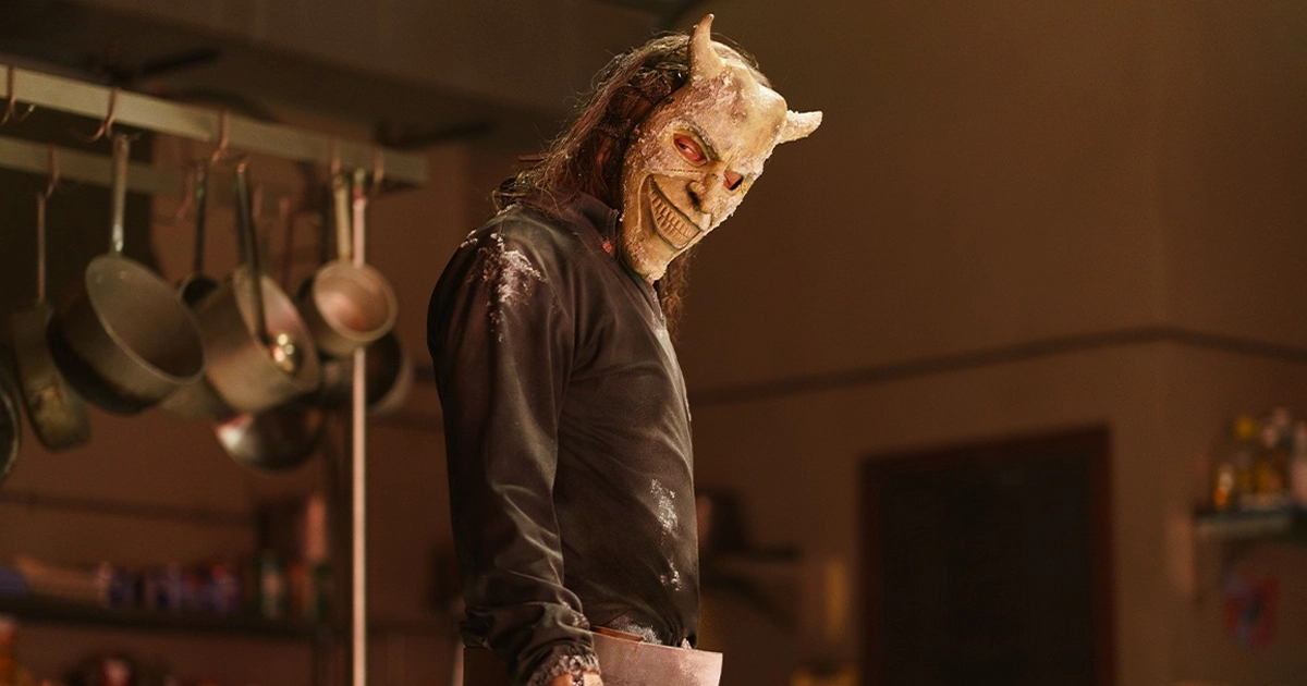 Vilão mascarado em cena assustadora do Novo Trailer de O Telefone Preto 2.