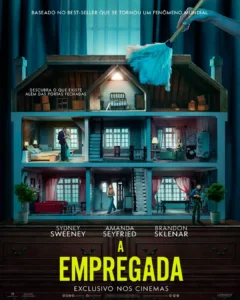 Imagem do pôster oficial de A Empregada (The Housemaid). A arte mostra uma grande casa de bonecas em vários andares, onde os personagens principais aparecem em diferentes cômodos. Uma mão com espanador azul limpa o telhado, reforçando a metáfora da vida doméstica e dos segredos escondidos. O cartaz traz os nomes de Sydney Sweeney, Amanda Seyfried e Brandon Sklenar, com o título em destaque na parte inferior.