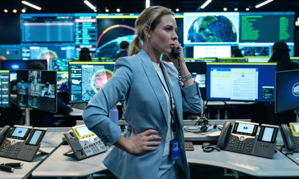 rebecca ferguson em casa de dinamite Rebecca Ferguson como Olivia Walker em centro de comando high-tech em Casa de Dinamite da Netflix, falando ao telefone em ambiente com múltiplas telas e tecnologia avançada