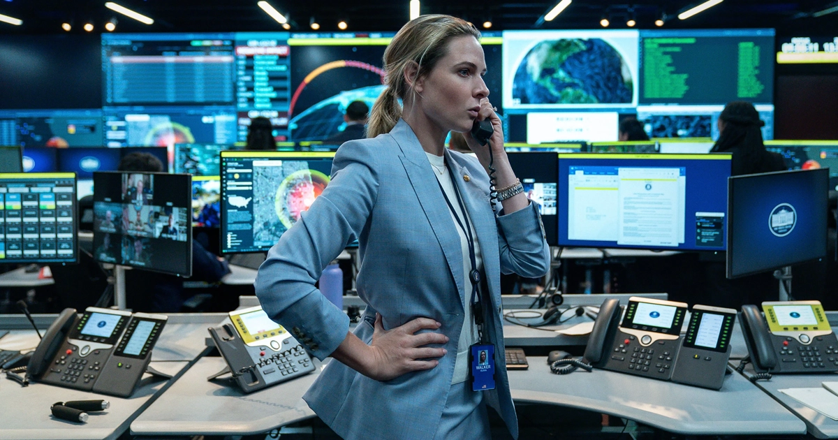 rebecca ferguson em casa de dinamite Rebecca Ferguson como Olivia Walker em centro de comando high-tech em Casa de Dinamite da Netflix, falando ao telefone em ambiente com múltiplas telas e tecnologia avançada