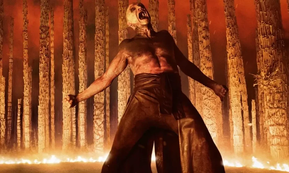 Cena do trailer de Extermínio: O Templo dos Ossos (28 Years Later: The Bone Temple) com Ralph Fiennes em destaque.