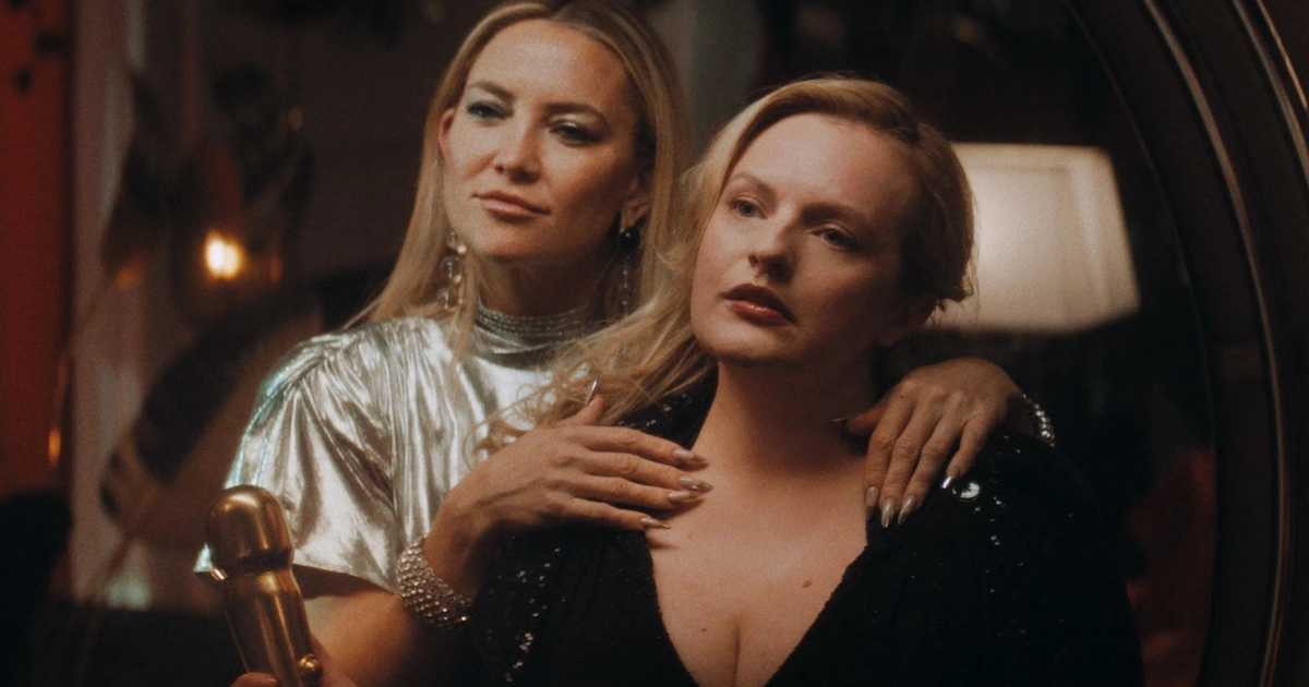 Cena do filme Shell (2024) com Kate Hudson e Elisabeth Moss em clima de tensão psicológica