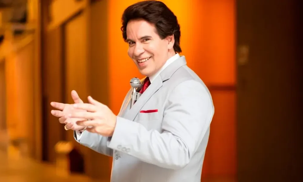 trailer silvio santos vem ai 2025 Leandro Hassum caracterizado como Silvio Santos no filme Silvio Santos Vem Aí! (2025).