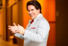 Leandro Hassum caracterizado como Silvio Santos no filme Silvio Santos Vem Aí! (2025).