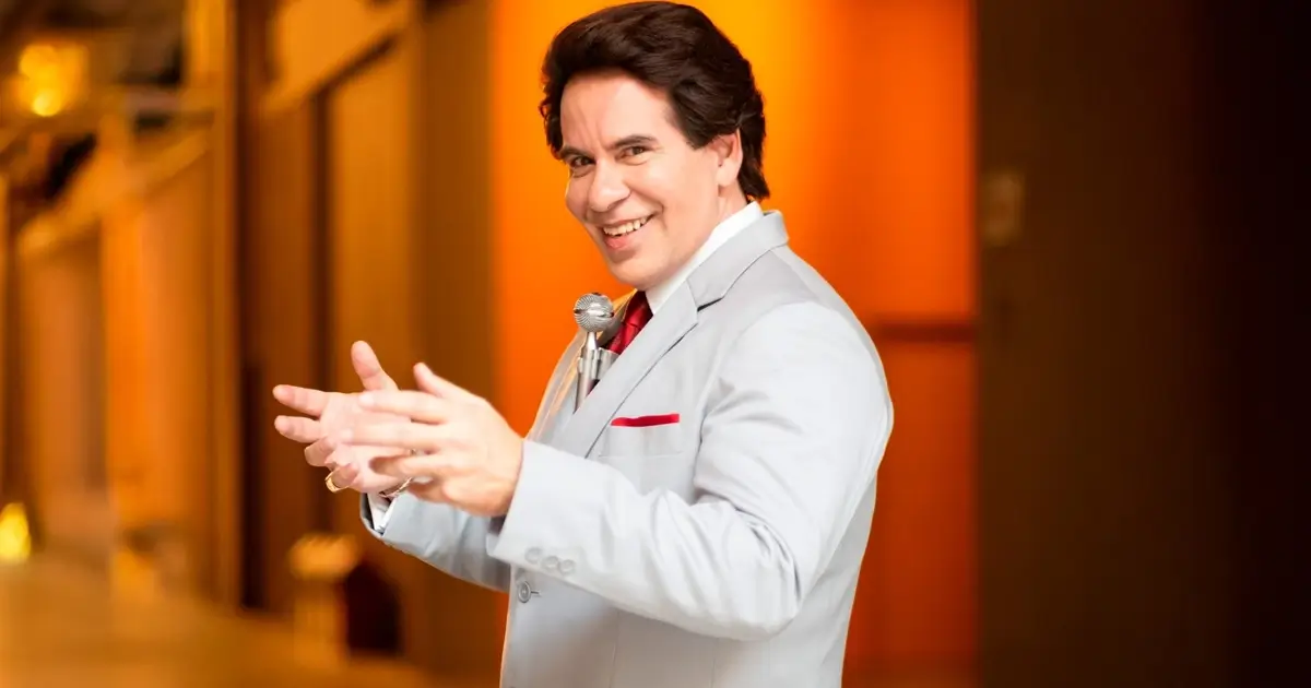 Leandro Hassum caracterizado como Silvio Santos no filme Silvio Santos Vem Aí! (2025).