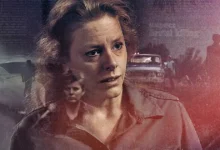 Cena do documentário da Netflix Aileen: A História de uma Serial Killer, destacando a figura de Aileen Wuornos; imagem usada para divulgação do trailer de Aileen: A História de uma Serial Killer.