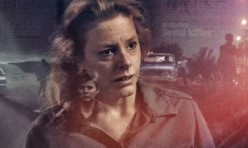 Cena do documentário da Netflix Aileen: A História de uma Serial Killer, destacando a figura de Aileen Wuornos; imagem usada para divulgação do trailer de Aileen: A História de uma Serial Killer.