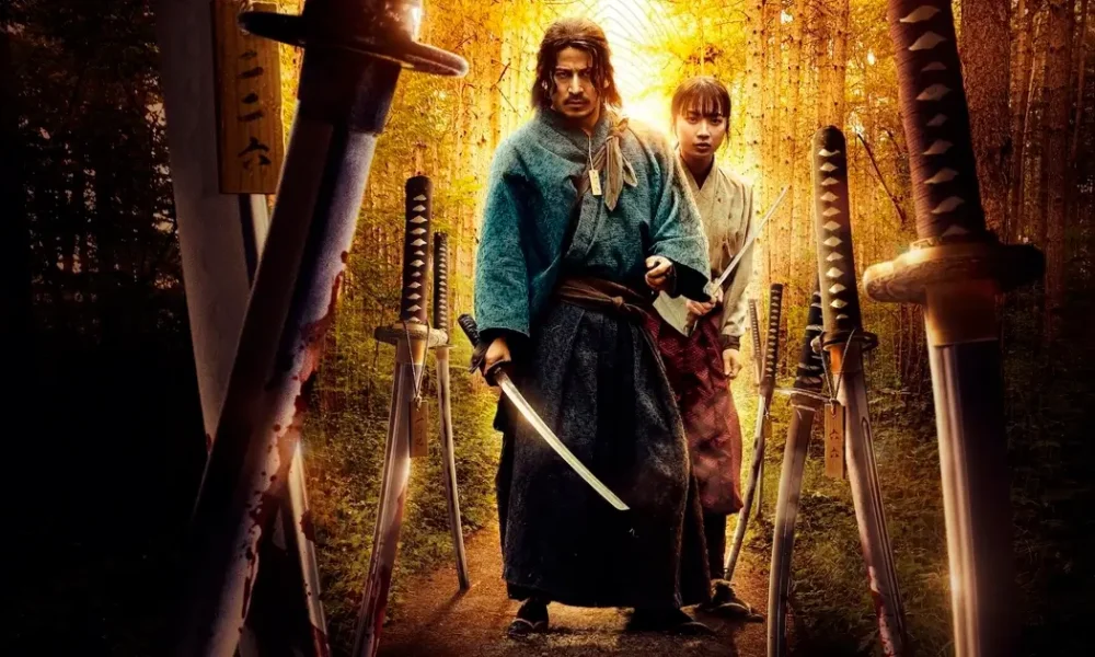 ate o ultimo samurai serie Jun'ichi Okada e Kaya Kiyohara em cena intensa da série japonesa Até o Último Samurai (2025), cercados por espadas em uma floresta iluminada pelo pôr do sol.