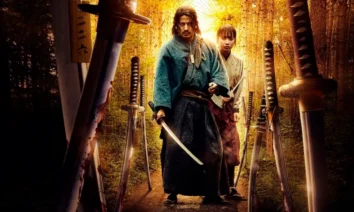 Jun'ichi Okada e Kaya Kiyohara em cena intensa da série japonesa Até o Último Samurai (2025), cercados por espadas em uma floresta iluminada pelo pôr do sol.