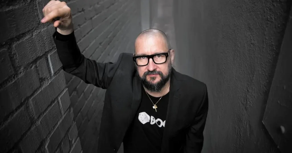 clint mansell compositor Clint Mansell, compositor britânico da trilha sonora de Réquiem para um Sonho, em retrato fotográfico por Allen J. Schaben do Los Angeles Times.