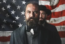 Cena de Como um Relâmpago (2025), minissérie da Netflix estrelada por Michael Shannon, Matthew Macfadyen e Nick Offerman