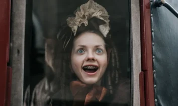 Lea Myren como Elvira em A Meia-Irmã Feia, uma das Estreias de 23 de outubro de 2025 nos cinemas.