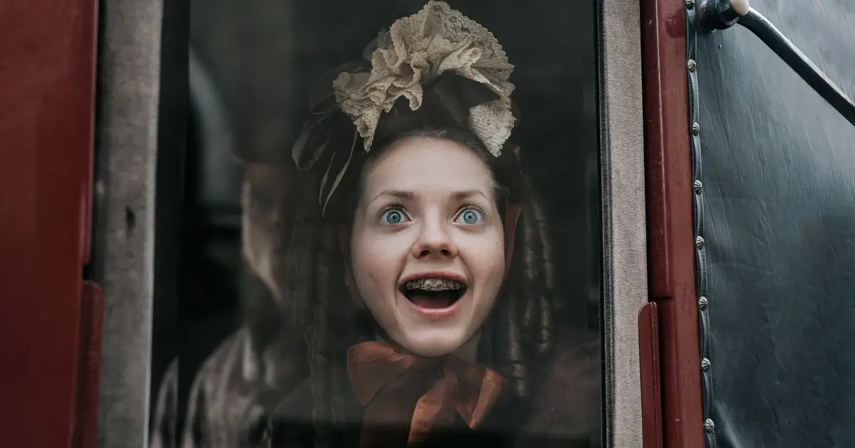 estreias nos cinemas 23 de outubro 2025 Lea Myren como Elvira em A Meia-Irmã Feia, uma das Estreias de 23 de outubro de 2025 nos cinemas.