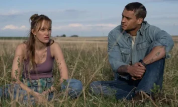 Maika Monroe e Tyriq Withers em cena do filme Uma Segunda Chance (Reminders of Him), dirigido por Vanessa Caswill.