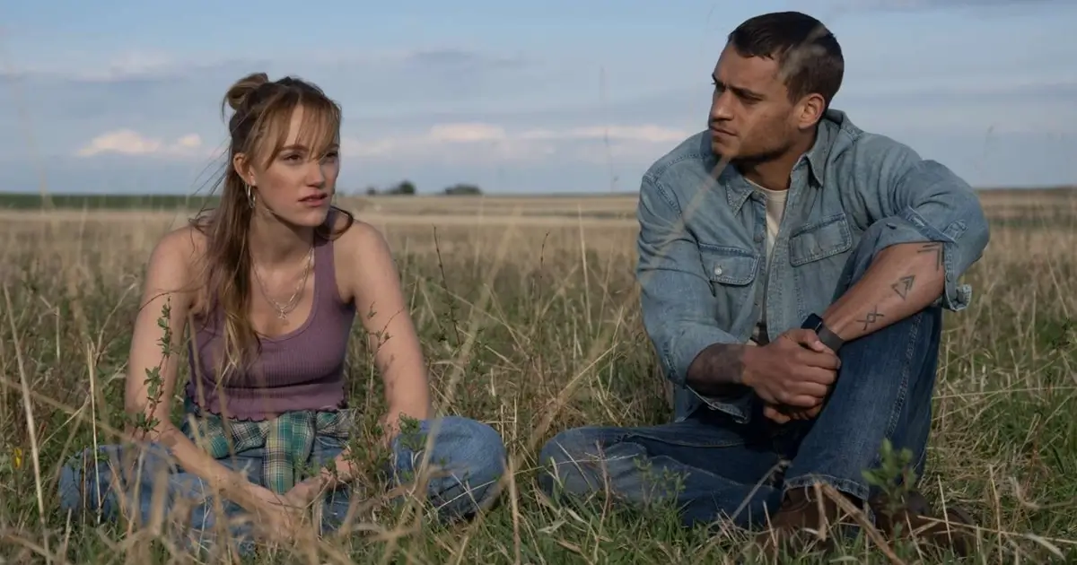 Maika Monroe e Tyriq Withers em cena do filme Uma Segunda Chance (Reminders of Him), dirigido por Vanessa Caswill.