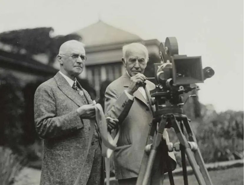 george eastman e o inventor thomas edison Thomas Edison e George Eastman em 1928, na casa de Eastman em Rochester, Nova York, celebrando a introdução do filme colorido de 16 mm.