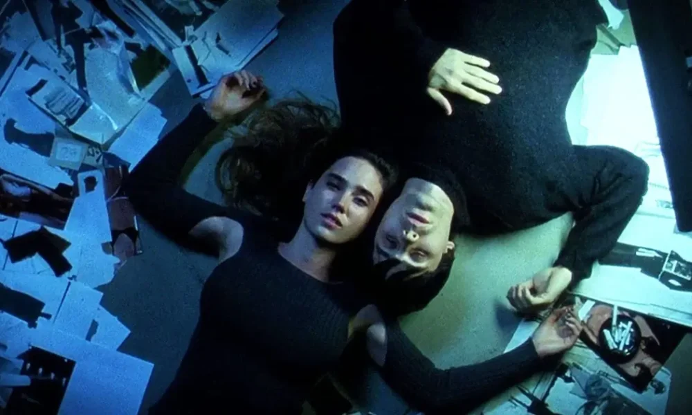 lux aeterna trilha requiem para um sonho Jared Leto e Jennifer Connelly deitados lado a lado em cena de “Réquiem para um Sonho” (2000), momento de calma antes da tragédia em que a atmosfera já antecipa o impacto da trilha Lux Aeterna, de Clint Mansell.