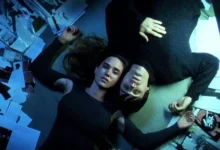 lux aeterna trilha requiem para um sonho Jared Leto e Jennifer Connelly deitados lado a lado em cena de “Réquiem para um Sonho” (2000), momento de calma antes da tragédia em que a atmosfera já antecipa o impacto da trilha Lux Aeterna, de Clint Mansell.