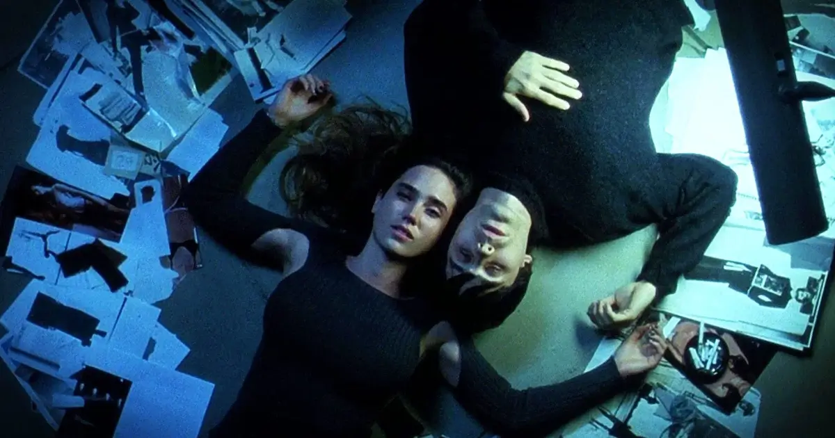 lux aeterna trilha requiem para um sonho Jared Leto e Jennifer Connelly deitados lado a lado em cena de “Réquiem para um Sonho” (2000), momento de calma antes da tragédia em que a atmosfera já antecipa o impacto da trilha Lux Aeterna, de Clint Mansell.