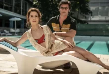 Marjorie Estiano como Ângela Diniz e Emilio Dantas como Doca Street em cena à beira da piscina da série da HBO Max.