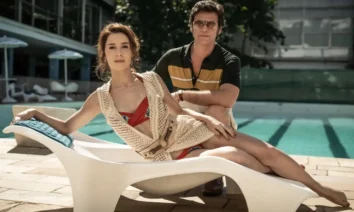 Marjorie Estiano como Ângela Diniz e Emilio Dantas como Doca Street em cena à beira da piscina da série da HBO Max.