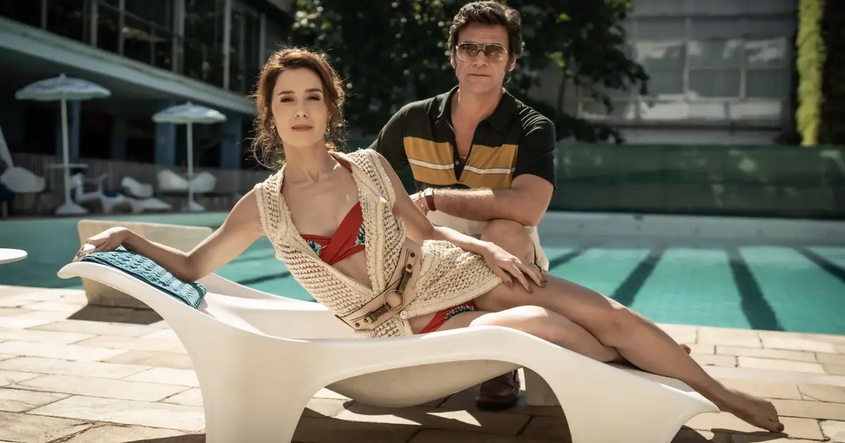 Marjorie Estiano como Ângela Diniz e Emilio Dantas como Doca Street em cena à beira da piscina da série da HBO Max.