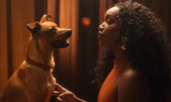 Cena do clipe Doce Feito Caramelo, da cantora IZA, parte da trilha sonora do filme Caramelo.