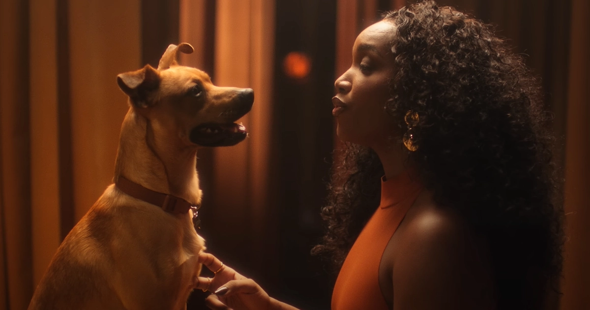 Cena do clipe Doce Feito Caramelo, da cantora IZA, parte da trilha sonora do filme Caramelo.