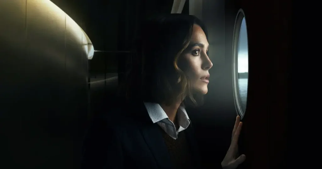 Keira Knightley em cena de suspense do filme A Mulher na Cabine 10 (2025), original da Netflix