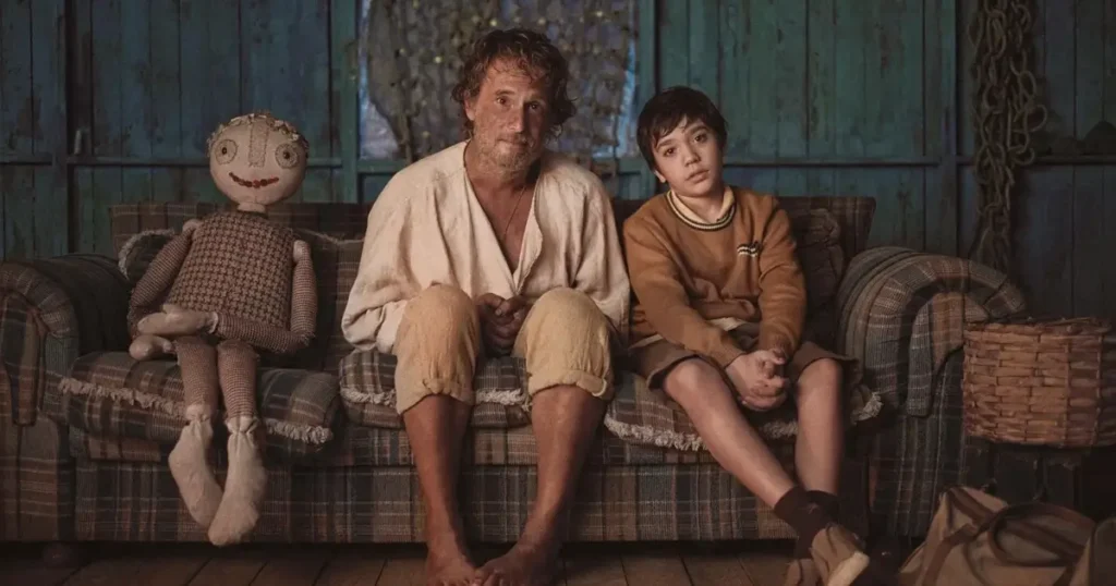 Rodrigo Santoro e Miguel Martines sentados lado a lado em cena de O Filho de Mil Homens, filme da Netflix dirigido e escrito por Daniel Rezende.