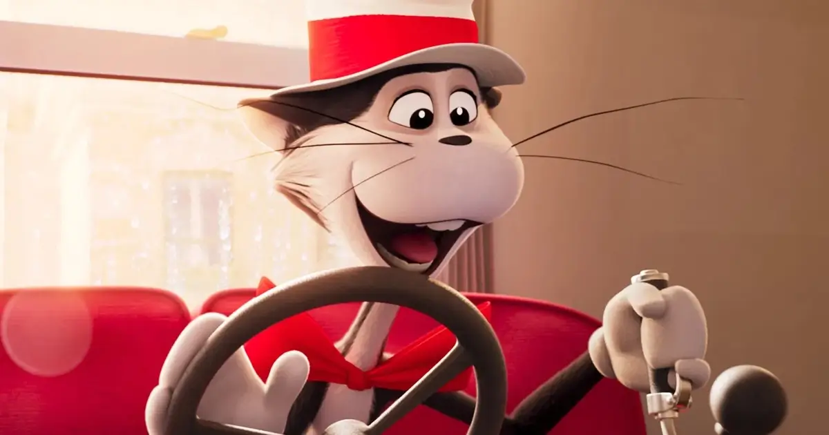 Cena do filme animado O Gatola da Cartola (2026), mostrando o carismático gato dirigindo um carro vermelho e sorrindo entusiasmado.