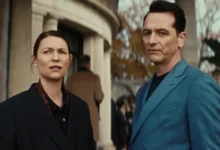 Claire Danes e Matthew Rhys em cena da minissérie O Monstro em Mim (The Beast in Me), produção original da Netflix — Trailer dublado de O Monstro em Mim.