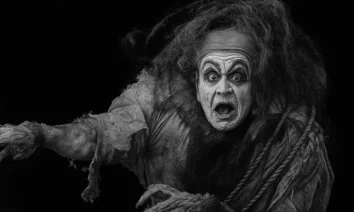 O monstro do filme Frankenstein (1910), interpretado por Charles Ogle, em uma das primeiras representações cinematográficas da criatura criada por Thomas Edison.