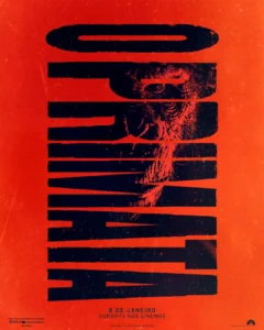 poster de o primata 2026 Pôster oficial do filme O Primata (Primate) mostrando rosto ameaçador de chimpanzé em estilo grunge vermelho e preto, com título vertical e data de estreia 8 de janeiro nos cinemas - terror dirigido por Johannes Roberts