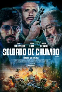 Pôster oficial vertical do filme de ação Soldado de Chumbo Pôster oficial vertical do filme de ação Soldado de Chumbo (Tin Soldier). No topo, em destaque contra um fundo escuro, estão os atores: à esquerda, Jamie Foxx de barba e óculos; ao centro, Scott Eastwood segurando uma arma; e à direita, Robert De Niro com barba grisalha. Abaixo deles, o título "SOLDADO DE CHUMBO" em letras grandes e brancas, com "SOMENTE NOS CINEMAS" e a data de estreia. Na parte inferior do pôster, uma cena de batalha em uma floresta escura, com soldados armados em primeiro plano, helicópteros de combate no céu e explosões no solo. Há falhas digitais (glitch) e fumaça em várias partes da imagem.