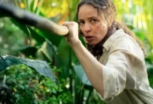 Rachel McAdams em cena intensa na selva no filme Socorro! (Send Help, 2026), dirigido por Sam Raimi.